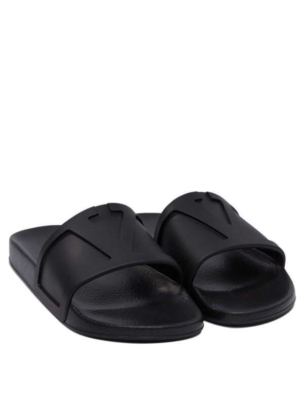"Valentino Garavani" sandales noires en caoutchouc avec logo V homme – Image 2