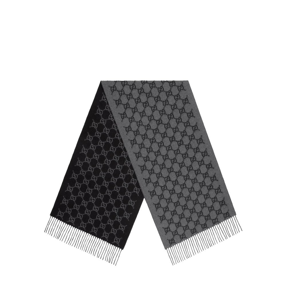 Gucci Sciarpa realizzata in jacquard di cashmere GG e impreziosita da finiture con frange. Gucci Sciarpa realizzata in jacquard di cashmere GG e impreziosita da finiture con frange.
